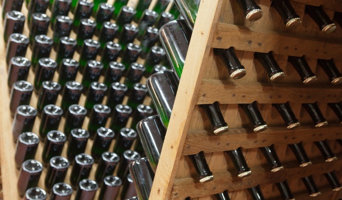 Weinregal mit vielen Flaschen Schaumwein