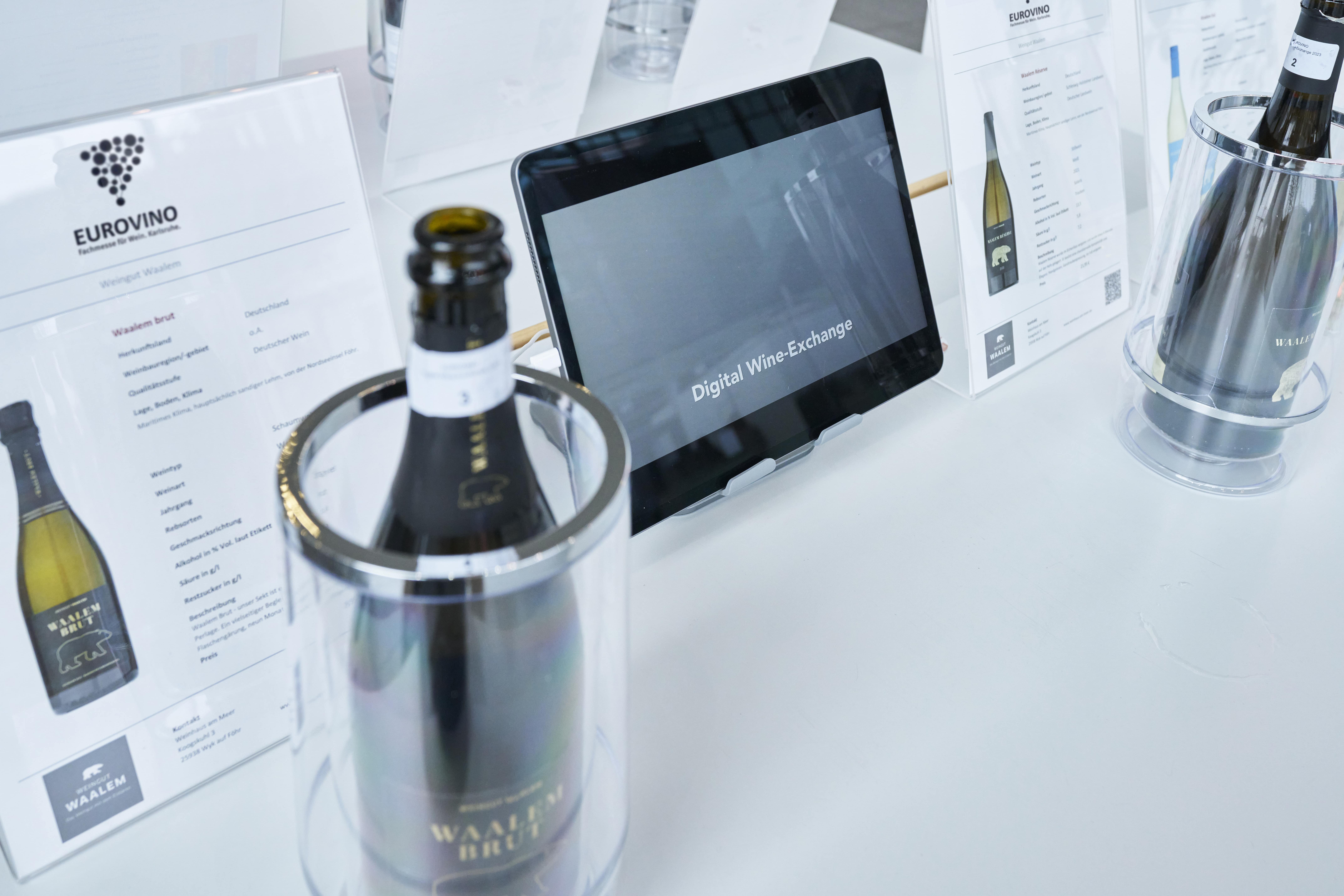 Ein Beispiel wie der Digital Wine Exchange auf der Eurovino aussehen kann: Indem der Wein vor Ort aussgestellt wird und dabei ein Tablet mit ein Weindatenbank.