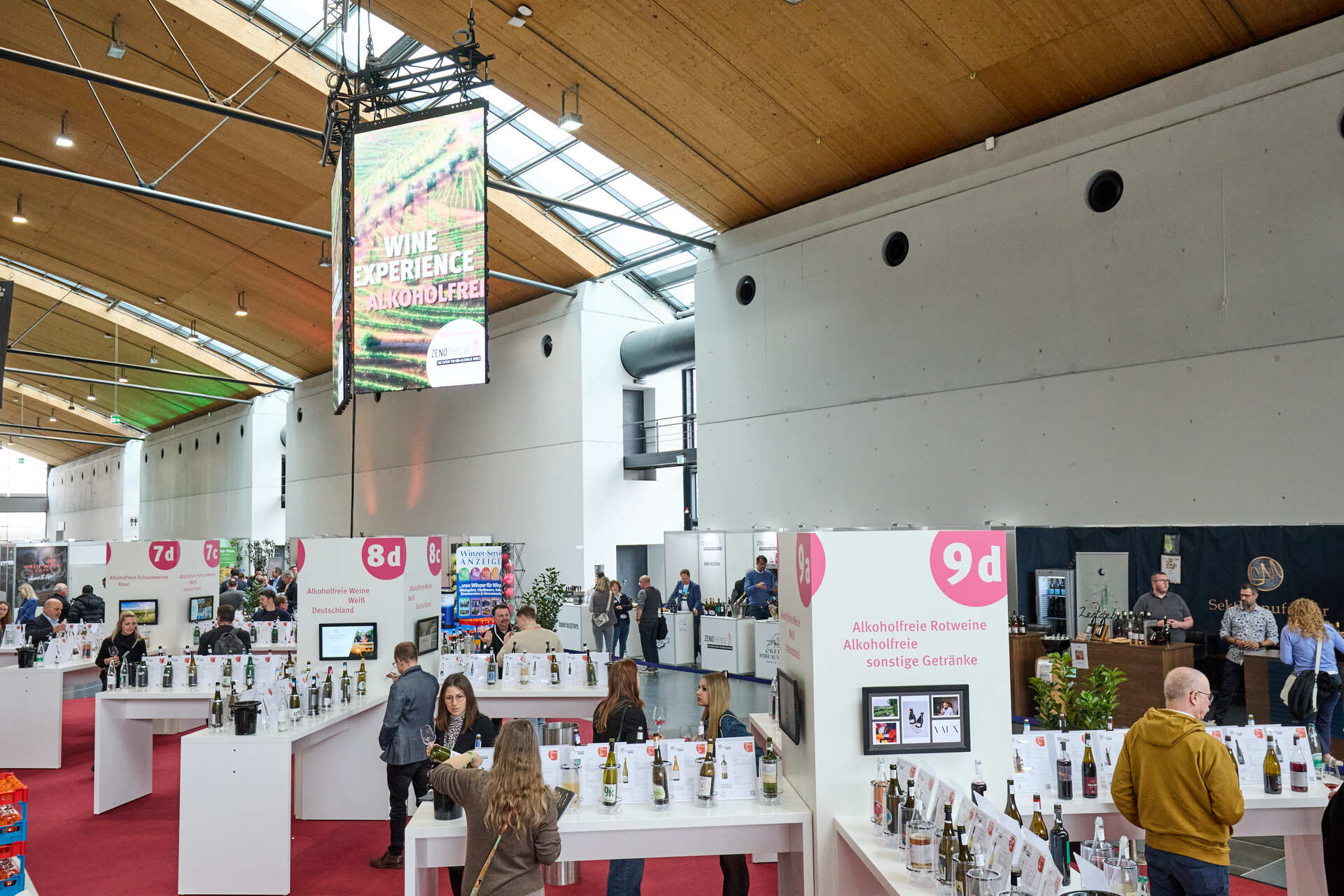 Ein Beispiel wie die Wine Experience alkoholfrei auf der Eurovino 2025 ausgesehen hat: Indem der Wein vor Ort aussgestellt wird und dabei ein Tablet mit einer Weindatenbank.