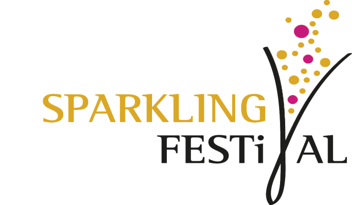 Naturwein als Rotwein in einem Glas daneben eine Karaffe Wasser