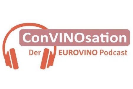 Das Foto zeigt das Logo von ConVINOsation, dem EUROVINO Podcast, mit Kopfhörer und Schriftzug. Das Foto zeigt das Logo von ConVINOsation, dem EUROVINO Podcast, mit Kopfhörer und Schriftzug.